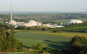 Unser Beitragsbild zeigt das AKW Neckarwestheim, eines der drei letzten noch in Betrieb befindlichen AKWs Deutschlands.